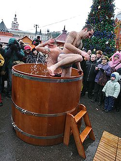 Крещенское купание в бочке у стен Кремля вызвало большой интерес публики. Загружается с сайта Ъ