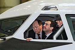 Дмитрию Медведеву было очень уютно за штурвалом самолета. Загружается с сайта Ъ