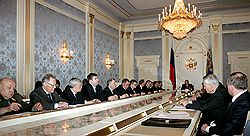 На расширенном заседании Совбеза президент России Владимир Путин полностью отдал инициативу первому вице-премьеру Дмитрию Медведеву. Загружается с сайта Ъ