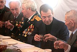 Дмитрий Медведев нашел общий язык с ветеранами Сталинградской битвы. Загружается с сайта Ъ