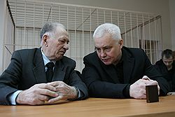 Борис Миронов(справа) отметил, что не только остался при своем мнении, но и «укрепился в своей позиции, что приходится иметь дело с самой мощной в стране еврейской группировкой». Загружается с сайта Ъ