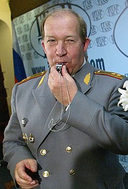 Подчиненные генерала Виктора Кирьянова определят наказание его личному водителю. Загружается с сайта Ъ