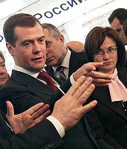 Первый вице-премьер Дмитрий Медведев намерен снизить налоги и поставить главе МЭРТа Эльвире Набиуллиной новую задачу – борьбу с перегревом экономики. Загружается с сайта Ъ
