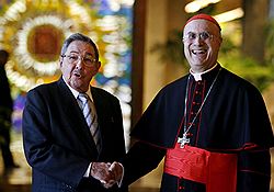 Рауль Кастро (слева) пообещал кардиналу Тарцисио Бертоне сделать Кубу более свободной. Загружается с сайта Ъ