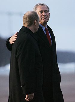 После прихода к власти в Вашингтоне новой администрации нынешняя эпоха задушевных саммитов Джорджа Буша (справа) и Владимира Путина (слева) может показаться почти идиллической. Загружается с сайта Ъ