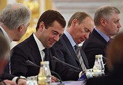 Владимир Путин и Дмитрий Медведев считают, что никакая критика нацпроектов уже не сможет помешать осуществлению проекта, который намечен на 2 марта. Загружается с сайта Ъ