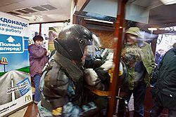Участников «Марша несогласных» в Москве сначала задерживали в «Макдональдсе», затем у милицейских барьеров на Чистых прудах, а осмелившихся скандировать лозунги хватали и относили в милицейские автобусы. Загружается с сайта Ъ