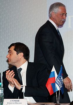 Глава «Единой России» Борис Грызлов и его соратники могут закрыться в клубе «Россия 2020». Загружается с сайта Ъ