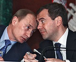 Указом президента Путина президенту Медведеву предписано называться «вновь избранный и не вступивший в должность президент Российской Федерации». Загружается с сайта Ъ