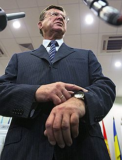 Как и многие граждане России, премьер-министр Виктор Зубков по-прежнему убежден: во всем виноват Чубайс. Загружается с сайта Ъ