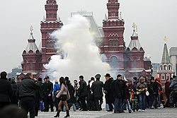 Активисты запрещенной Национал-большевистской партии напустили дыма на Красную площадь. Загружается с сайта Ъ