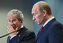 Отношения между Владимиром Путиным и Джорджем Бушем знавали и лучшие времена. Загружается с сайта Ъ