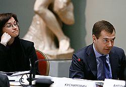 Глава МЭРТа Эльвира Набиуллина не готова в мае сдавать в правительство концепцию, которую избранный президент Дмитрий Медведев намерен дополнить в июне. Загружается с сайта Ъ