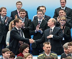 Дмитрий Медведев поздравляет Владимира Путина с согласием стать лидером партии, а Владимир Путин Дмитрия Медведева – с отказом вступить в нее. Загружается с сайта Ъ