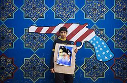 Авторство идеи создания «газовой ОПЕК» принадлежит аятолле Али Хаменеи (на плакате в руках мальчика – справа), который надеялся с помощью этой организации угрожать Западу. Загружается с сайта Ъ