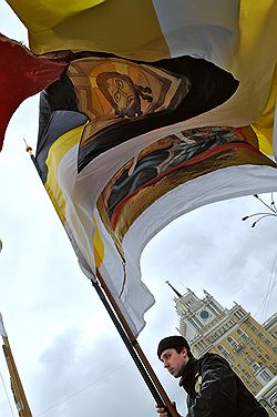 Православные хоругвеносцы пригласили под свои знамена всех борцов за свободу «русских политзаключенных». Загружается с сайта Ъ