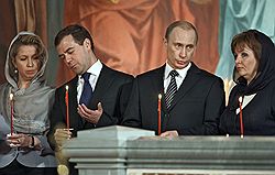 Светлана и Дмитрий Медведевы и Владимир и Людмила Путины (слева направо) появились в храме в тот момент, когда Алексий II отправился в крестный ход. Загружается с сайта Ъ