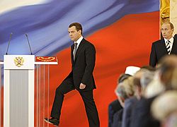 В процессе вступления в должность третий президент России Дмитрий Медведев чувствовал поддержку второго президента России Владимира Путина. Загружается с сайта Ъ