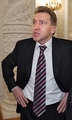 Первый вице-премьер Игорь Шувалов оказался наиболее нагруженным полномочиями, но и его, как выяснилось, можно заменить Виктором Зубковым, Загружается с сайта Ъ