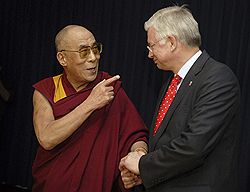 В отличие от прошлогоднего визита в Германию на сей раз духовному лидеру Тибета далай-ламе XIV (слева) пришлось довольствоваться приемом на более низком уровне (справа – премьер земли Гессен Роланд Кох). Загружается с сайта Ъ