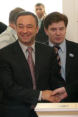 Суд разрешил коммунисту Георгию Перскому (слева) использовать в полемике сочные образы. Загружается с сайта Ъ
