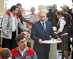 Премьер Владимир Путин вчера занимался не своим делом: в рабочей столовой он взял в руки пластиковый поднос с едой. Загружается с сайта Ъ