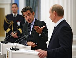 Президент Франции Никола Саркози (слева) и премьер России Владимир Путин продолжат диалог, который они начали еще в равном статусе. Загружается с сайта Ъ