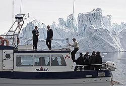 Главы МИД Дании и России Пер Стиг Меллер (слева) и Сергей Лавров осмотрели тающие льды Гренландии и решили, что в глобальном потеплении есть свои плюсы. Загружается с сайта Ъ