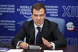 Дмитрий Медведев признался, что никогда не выключает компьютер. Загружается с сайта Ъ