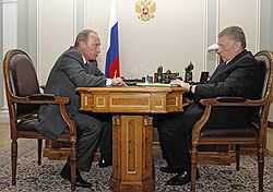 Владимир Путин рекомендовал Владимиру Жириновскому ориентировать своих депутатов на работу во всех регионах. Загружается с сайта Ъ