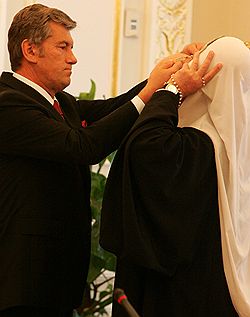 Президент Украины Виктор Ющенко (слева) явно хочет, чтобы у Украинской православной церкви был один глава (на фото справа глава УПЦ КП Филарет). Загружается с сайта Ъ