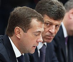 Президент Дмитрий Медведев (в центре) подписал закон о фонде содействия жилищному строительству. Справа на фото министр регионального развития Дмитрий Козак. Загружается с сайта Ъ