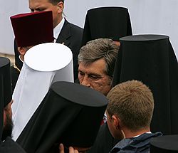 Президент Украины Виктор Ющенко (в центре) видит себя объединителем разобщенных украинских церквей. Загружается с сайта Ъ