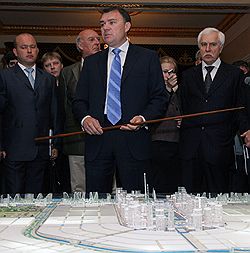 Первый вице-губернатор Краснодарского края Александр Ремезков (в центре, с указкой). Загружается с сайта Ъ
