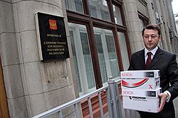 Ингушская оппозиция (на фото Магомед Хазбиев) поставила под обращением к президенту несколько коробок с подписями. Загружается с сайта Ъ