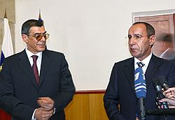 Борис Эбзеев (слева) ждет указаний Мустафы Батдыева на проблемные участки Карачаево-Черкесии. Загружается с сайта Ъ