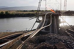 Взрыв железнодорожного моста близ села Гракали остался анонимным: российские военные свою причастность к этому опровергли. Загружается с сайта Ъ