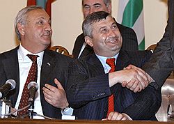 К президентам Абхазии (слева) и Южной Осетии уже протянулась рука полной независимости. Загружается с сайта Ъ