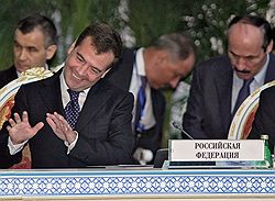 Телодвижения России на Кавказе не получили публичного одобрения собеседников Дмитрия Медведева (слева) на саммите ШОС. Загружается с сайта Ъ