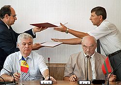 Президент Молдавии Владимир Воронин (слева) и приднестровский лидер Игорь Смирнов (справа), похоже, готовы закрыть глаза на то, что их судьба будет решена чужими руками. Загружается с сайта Ъ