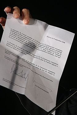 Михаил Саакашвили взял с эмиссаров ЕС расписку (на фото), что наблюдатели Евросоюза будут размещены на всей территории Грузии. Загружается с сайта Ъ