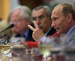 Председатель правительства России Владимир Путин убедил членов Валдайского клуба в том, что стрелять из рогатки в грузинскую армию не было никакого смысла. Загружается с сайта Ъ