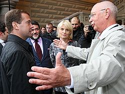 Президент Дмитрий Медведев на встрече с экспертами из клуба «Валдай» убеждал их в том, что экономические проблемы в России не так уж и великиЗагружается с сайта Ъ