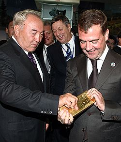 Нурсултан Назарбаев (слева) объяснил Дмитрию Медведеву, как следует брать золотые слитки, чтобы стать их обладателем. Загружается с сайта Ъ
