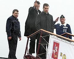 На Камчатке Дмитрий Медведев (в центре) в сопровождении министра обороны Анатолия Сердюкова (слева) отправился на подводную лодку «Святой Георгий Победоносец». Загружается с сайта Ъ
