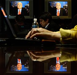 Центризбирком обнаружил, что американское телевидение предоставляет больше эфира кандидату в президенты Джону Маккейну. Загружается с сайта Ъ