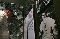 Своим бездействием во время уничтожения евреев в годы второй мировой войны папа римский Пий XII (на фото) едва не сорвал визит в Израиль нынешнего главы католической церкви. Загружается с сайта Ъ