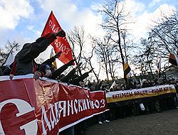 В отличие от «Русского марша» 2007 года (на снимке) на сей раз на акцию националисты намерены выйти без партийной символики. Загружается с сайта Ъ
