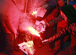Леворадикалы разжигали народный гнев против мэра Москвы Юрия Лужкова с помощью файеров. Загружается с сайта Ъ