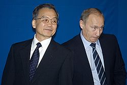 Для премьера Китая Вэнь Цзябао встреча с премьером России Владимиром Путиным стала премьерной. Загружается с сайта Ъ